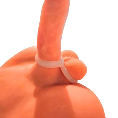 Double Infinity Ring en Silicone porté à la base du pénis et des testicules.
