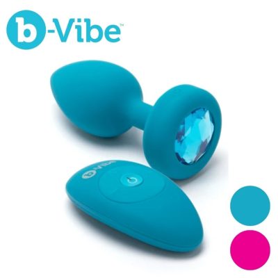 Plug anal vibrant Jewel Plug S/M en silicone magenta tenu dans une main.