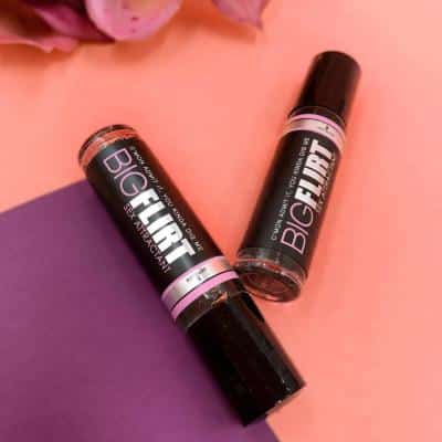 . Le parfum est frais, fruité et floral, et sent différent sur chaque personne. Vous pouvez le porter avec votre propre parfum ou en profiter seul.