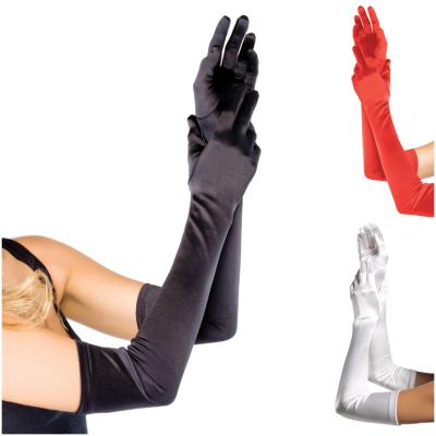 « Gants opéra en satin – Élégance audacieuse sur fond neutre »