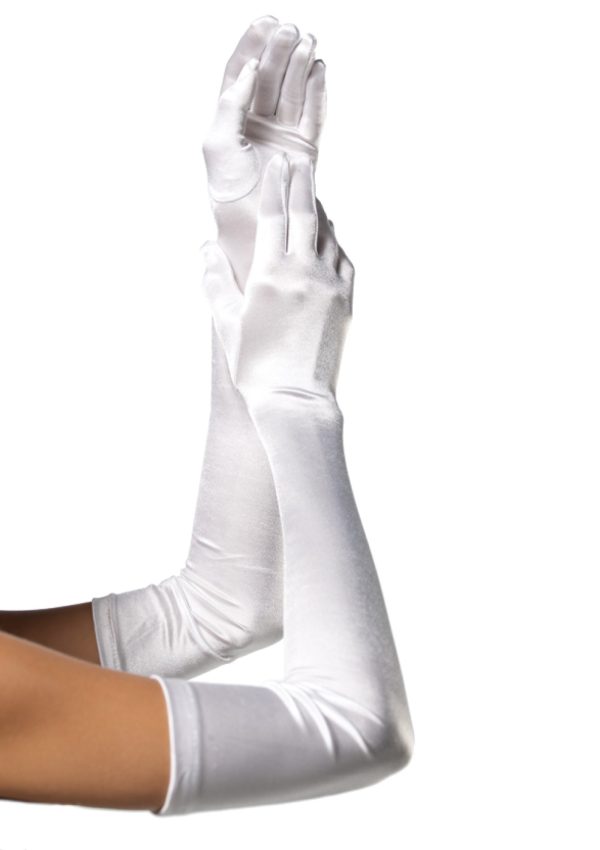 « Modèle portant des gants opéra en satin pour un look 1920s »