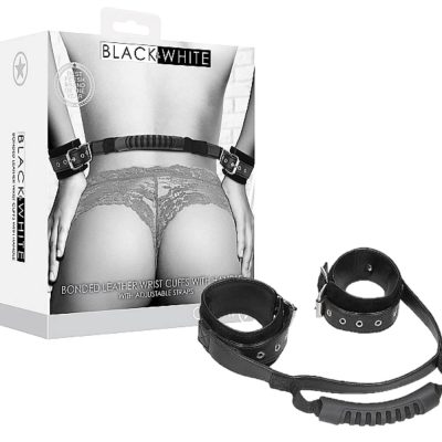 menotte conçue pour jouer dur? Ne cherchez pas plus loin les Bondage Leather Wrist Cuffs With Handle de Ouch! sont pour vous