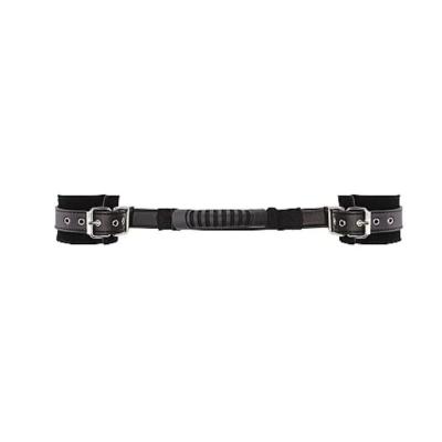 menotte conçue pour jouer dur? Ne cherchez pas plus loin les Bondage Leather Wrist Cuffs With Handle de Ouch! sont pour vous