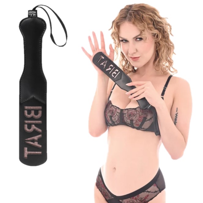 Incitez-les à laisser leur marque avec la Brat Paddle de Sex & Mischief , conçue pour imprimer le mot BRAT avec un délicieux impact sonore.