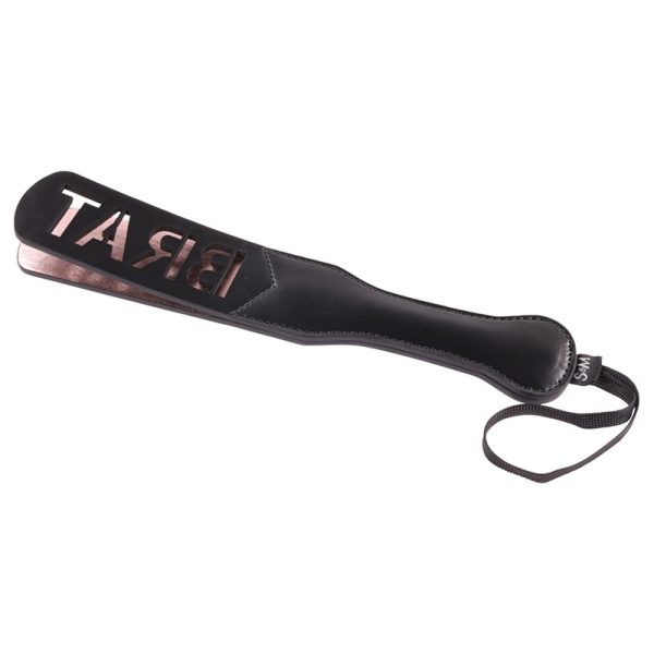Incitez-les à laisser leur marque avec la Brat Paddle de Sex & Mischief , conçue pour imprimer le mot BRAT avec un délicieux impact sonore.