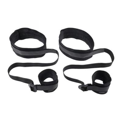 Montrez à votre maître qu'il devra vous retenir s'il veut se débrouiller avec les attaches Thigh & Wrist Cuffs  de Sex & Mischief