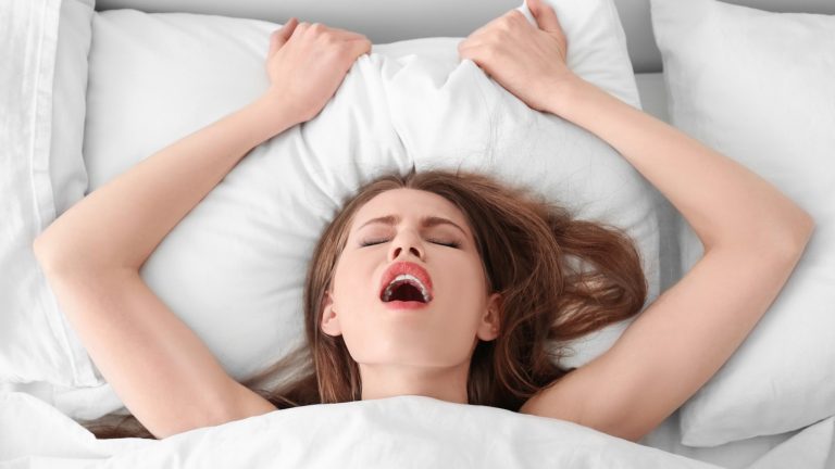 Orgasmes vaginaux vs clitoridiens : un double vibromasseur peut faire les deux !