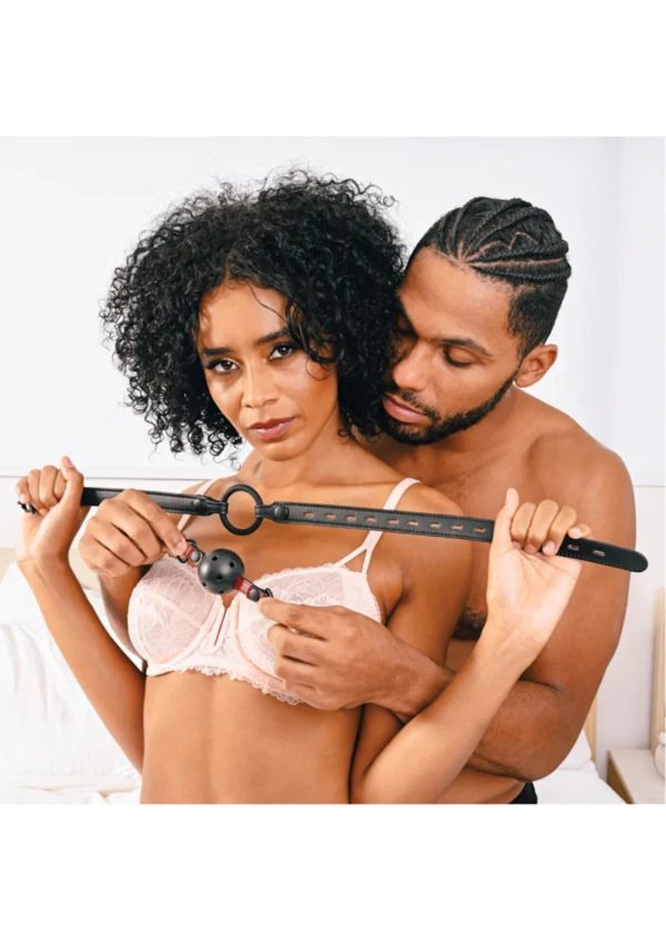 Ajoutez le "shhh" à sensuel avec des accents écarlates brillants sur une finition satinée noire avec l'Interchangeable Gag de la collection Saffron de Sporsheets
