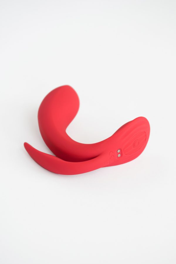 Voici Laura de Adore U, qui combine plaisir du point G, du clitoris et la stimulation anale!