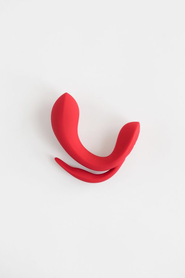 Voici Laura de Adore U, qui combine plaisir du point G, du clitoris et la stimulation anale!