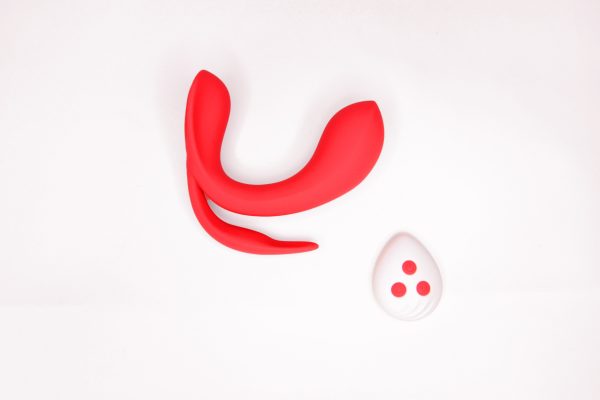 Voici Laura de Adore U, qui combine plaisir du point G, du clitoris et la stimulation anale!