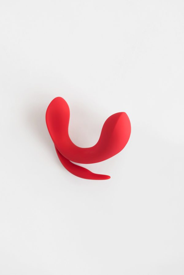 Voici Laura de Adore U, qui combine plaisir du point G, du clitoris et la stimulation anale!
