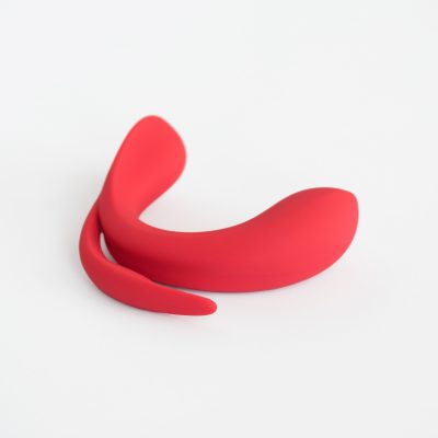 Voici Laura de Adore U, qui combine plaisir du point G, du clitoris et la stimulation anale!