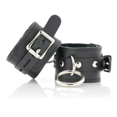 Assurez une sécurité totale avec les menottes en cuir verrouillables Locking Cuffs de Xbliss en vous gardant, vous ou votre partenaire, bien enfermés.