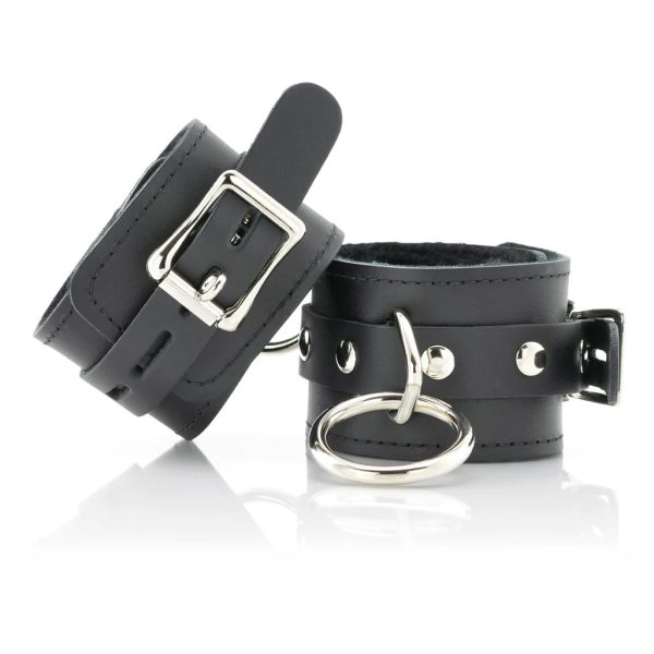 Assurez une sécurité totale avec les menottes en cuir verrouillables Locking Cuffs de Xbliss en vous gardant, vous ou votre partenaire, bien enfermés.