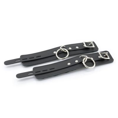 Assurez une sécurité totale avec les menottes en cuir verrouillables Locking Cuffs de Xbliss en vous gardant, vous ou votre partenaire, bien enfermés.