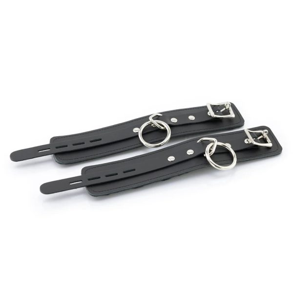 Assurez une sécurité totale avec les menottes en cuir verrouillables Locking Cuffs de Xbliss en vous gardant, vous ou votre partenaire, bien enfermés.