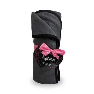 Douce et confortable, la couverture imperméable #GOWITHTHEFLOW de la collection Euphorie est conçue pour vous offrir une expérience luxueuse et sans souci pendant vos ébats sexuels.