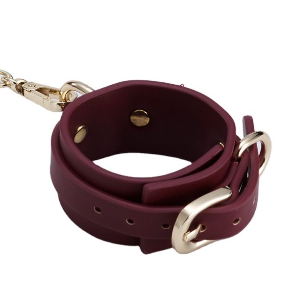 Découvrez l'Élégance Intense avec Nos Menottes en Cuir "Leather Handcuffs" par Roomfun