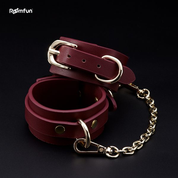 Découvrez l'Élégance Intense avec Nos Menottes en Cuir "Leather Handcuffs" par Roomfun