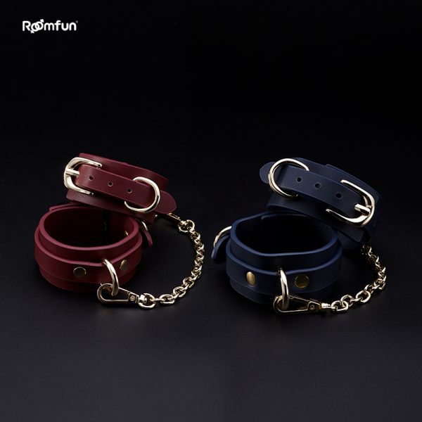 Découvrez l'Élégance Intense avec Nos Menottes en Cuir "Leather Handcuffs" par Roomfun