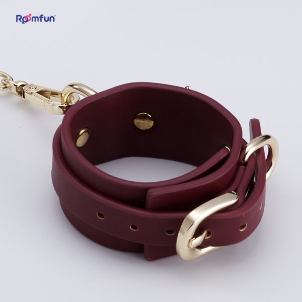 Découvrez l'Élégance Intense avec Nos Menottes en Cuir "Leather Handcuffs" par Roomfun