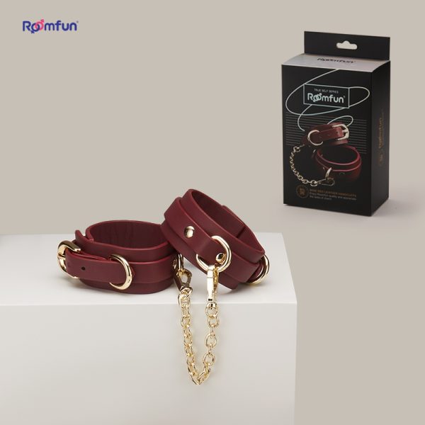 Découvrez l'Élégance Intense avec Nos Menottes en Cuir "Leather Handcuffs" par Roomfun