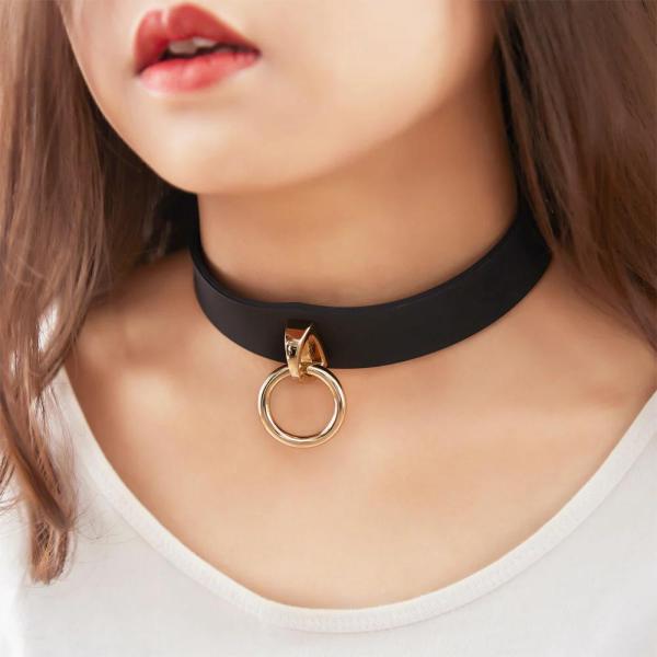 Découvrez l'élégance inégalée du Collier en silicone avec Laisse de Roomfun.