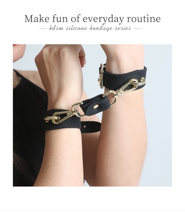 Explorez un Nouveau Monde de Plaisir avec nos Menottes en Silicone Inspirées du Luxe