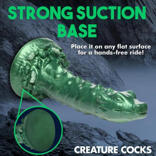 Plongez dans le Monde Envoûtant du gode Cockness Monster Le gode Cockness Monster est un chef-d'œuvre iridescent en forme de dragon.