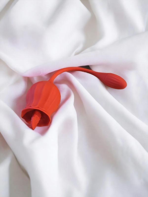 Détail des deux boutons de contrôle pour 10 modes de léchage et de vibration.