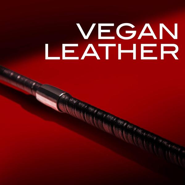 "Vegan Leather en action - Le Flinch Crop de Blush offre une expérience BDSM éthique et sensuelle."