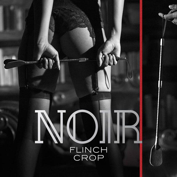 "Détails du Flinch Crop - Un manche texturé pour une prise confortable et deux lanières pour des plaisirs multiples."
