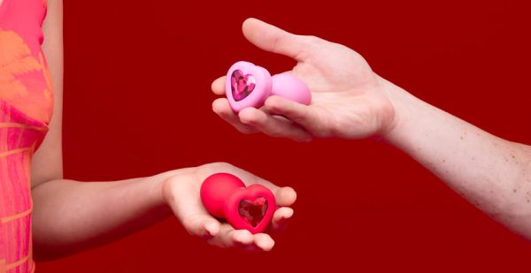 Laissez-vous séduire par le glamour du Plug Anal Vibrant Heart de b-Vibe !