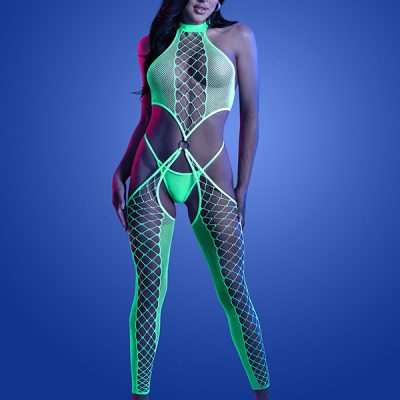 Bas assortis attachés à un grand anneau argenté du bodystocking réactif aux UV de Fantasy Lingerie.