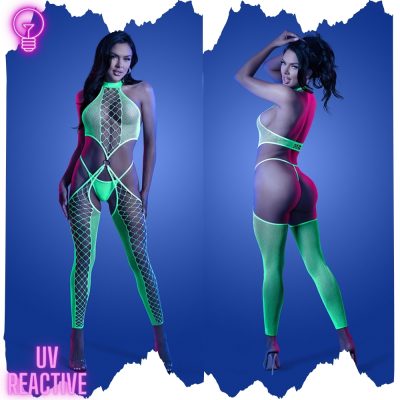 Détails des larges découpes en résille sur le buste du bodystocking réactif aux UV.