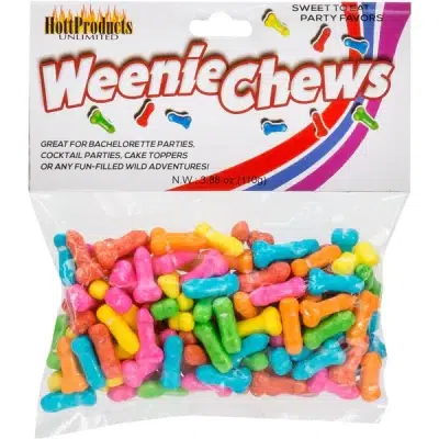 Bonbons en forme de pénis sur une table de fête.