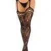 Bas jarretières en dentelle florale portés comme lingerie élégante.