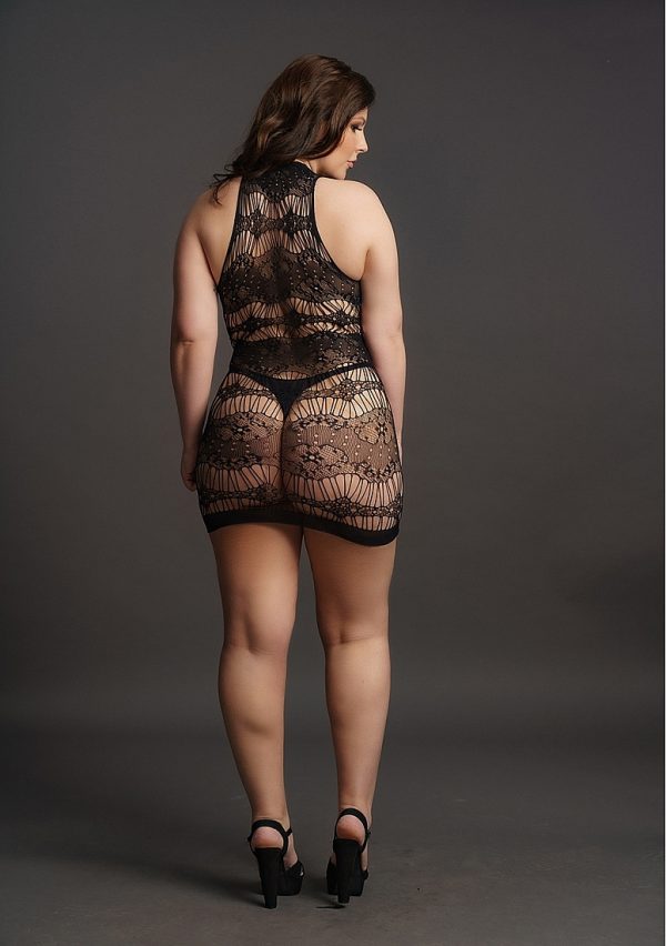 Design du décolleté avec criss cross keyhole de la mini robe.