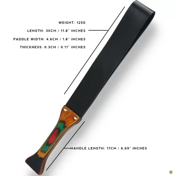 Pagaie de fessée en cuir synthétique Roomfun avec poignée en bois coloré.