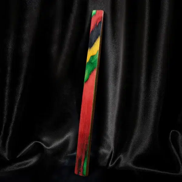 Règle de fessée en bois coloré Roomfun avec superposition de couleurs vibrantes.