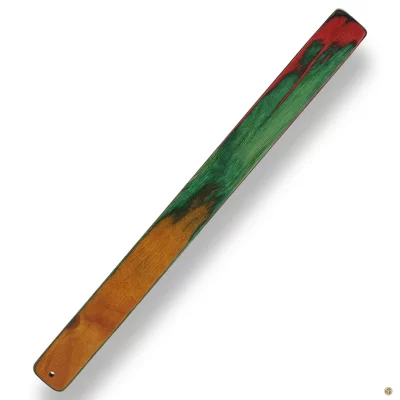 Règle en bois coloré avec détails d'impact précis.
