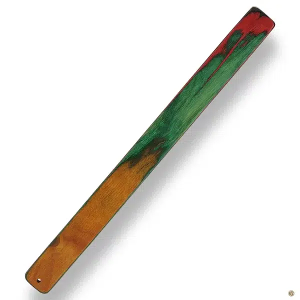 Règle en bois coloré avec détails d'impact précis.