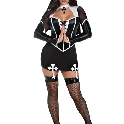 Détails brodés en croix sur le costume de nonne pour un look séduisant.