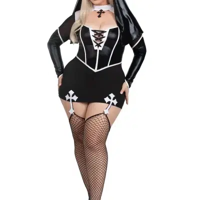 Robe ajustée en spandex avec croix brodées et coiffe de nonne.