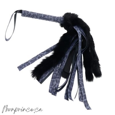 Fouet en Fausse Fourrure de la Collection Cougar avec ses lanières en fausse fourrure noire.