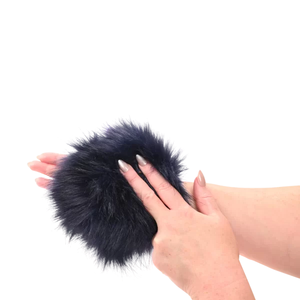 Fausse fourrure luxueuse et piques dorées sur le Gant Sensoriel Cougar.