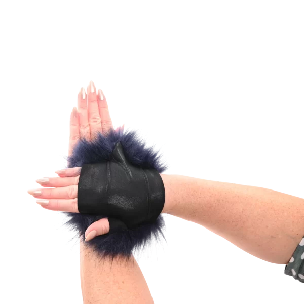 Gant Sensoriel à Piques Dorées ambidextre, en fausse fourrure bleue.