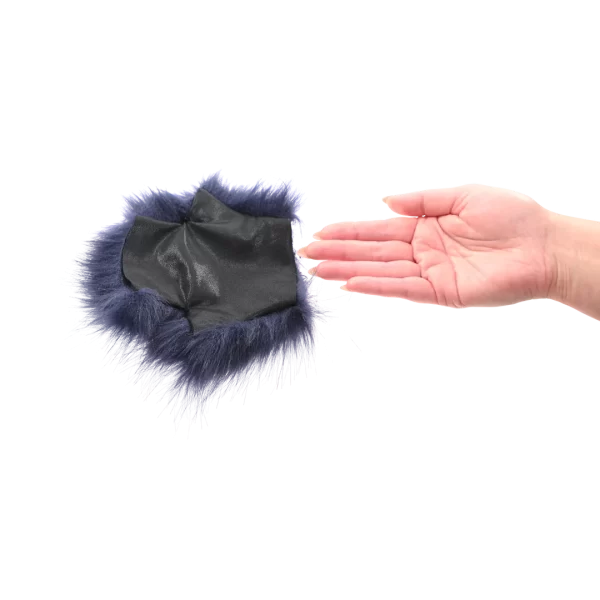 Détail des piques dorées du Gant Sensoriel Cougar.