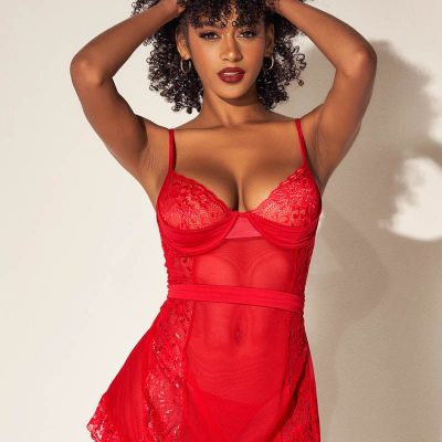 Lingerie en dentelle et maille légère disponible en tailles S/M et L/XL.